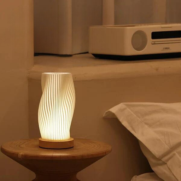 Nerea – Zeitgemäße Wavecrest Tischlampe