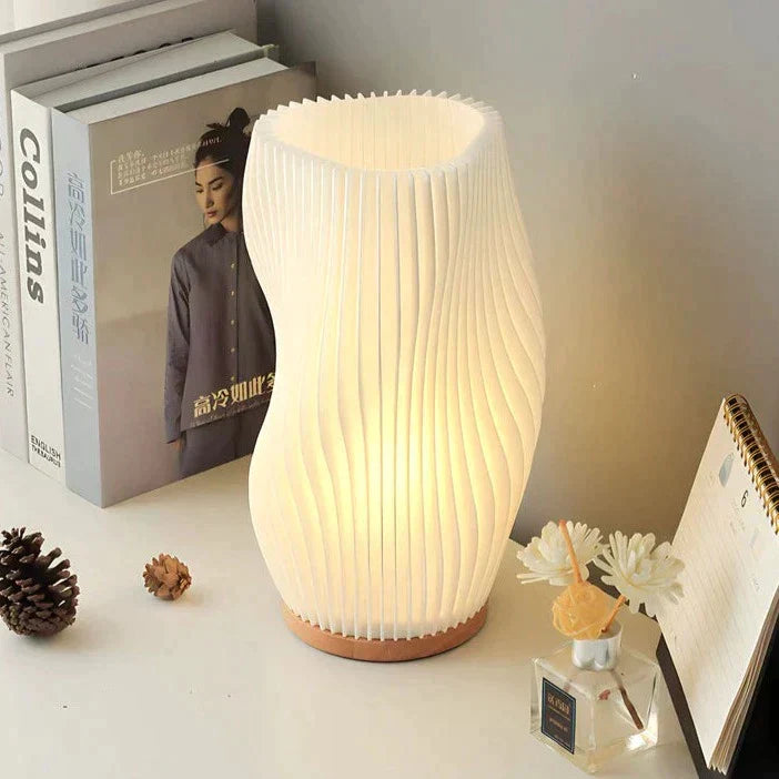 Nerea – Zeitgemäße Wavecrest Tischlampe
