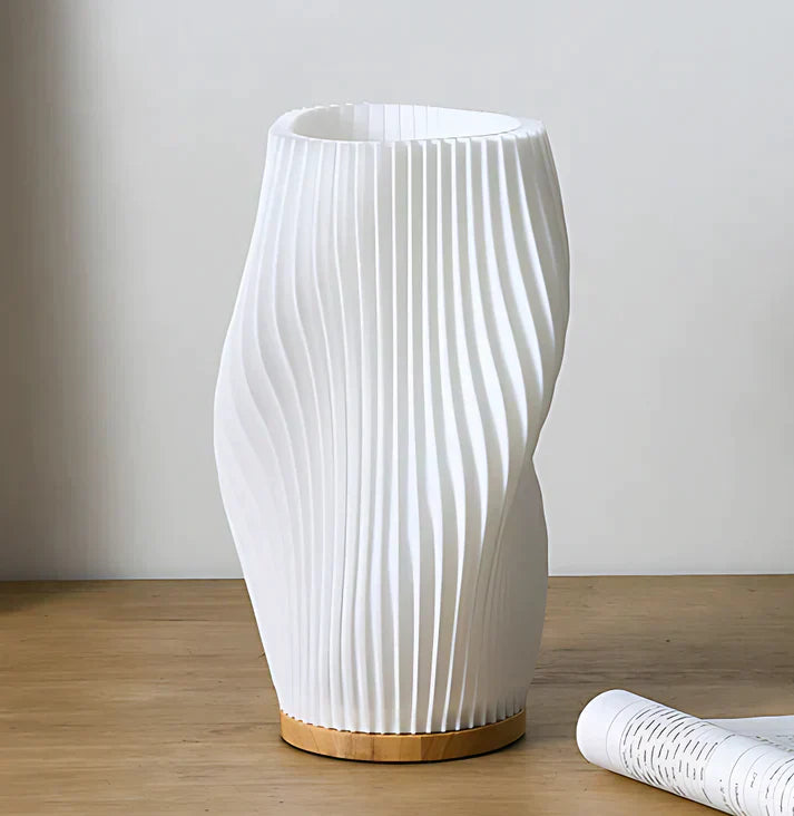 Nerea – Zeitgemäße Wavecrest Tischlampe