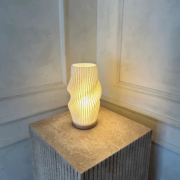 Nerea – Zeitgemäße Wavecrest Tischlampe