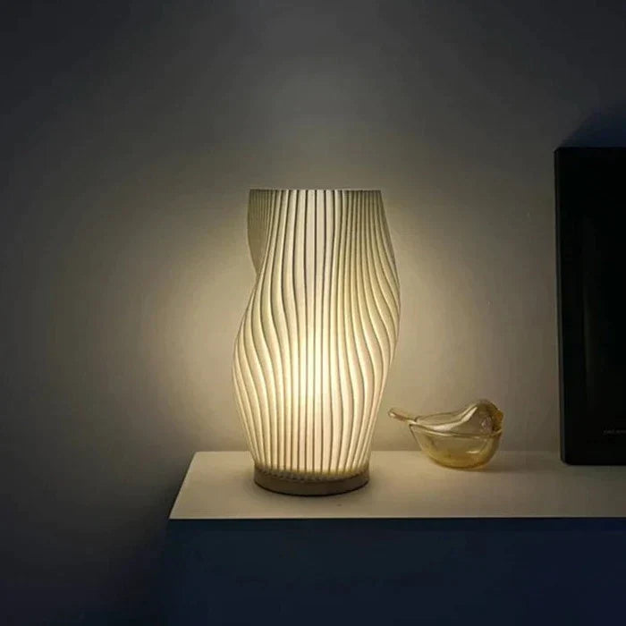 Nerea – Zeitgemäße Wavecrest Tischlampe