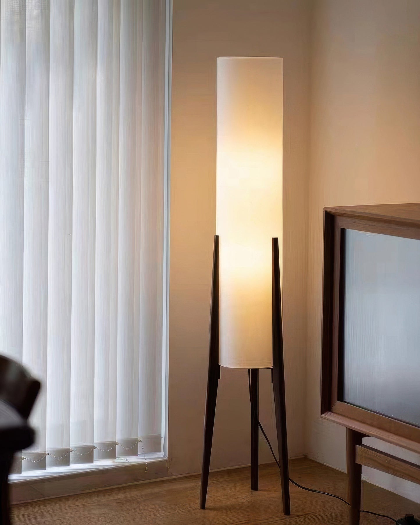 Olivia – Vintage Stehlampe aus Nussbaumholz