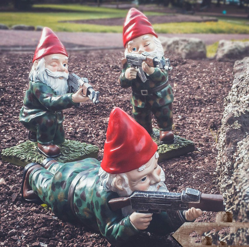 Militär-Gartenzwerg in Tarnoptik mit Helm