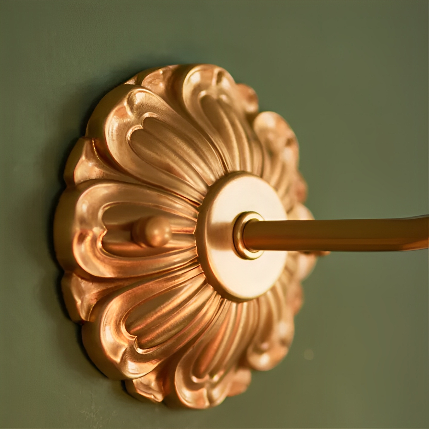 Flora – Vintage-Stil Wandlampe mit Blumen-Glas und Kupfer-Look