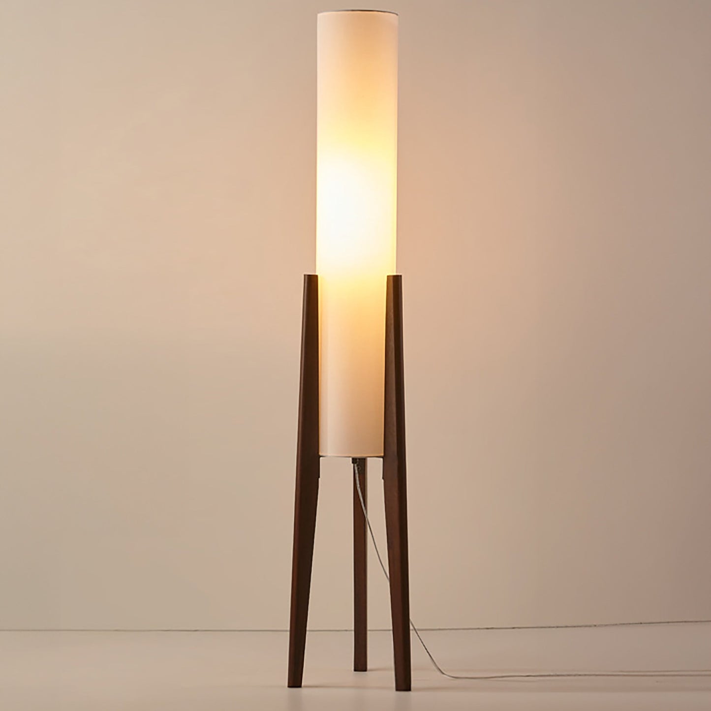 Olivia – Vintage Stehlampe aus Nussbaumholz