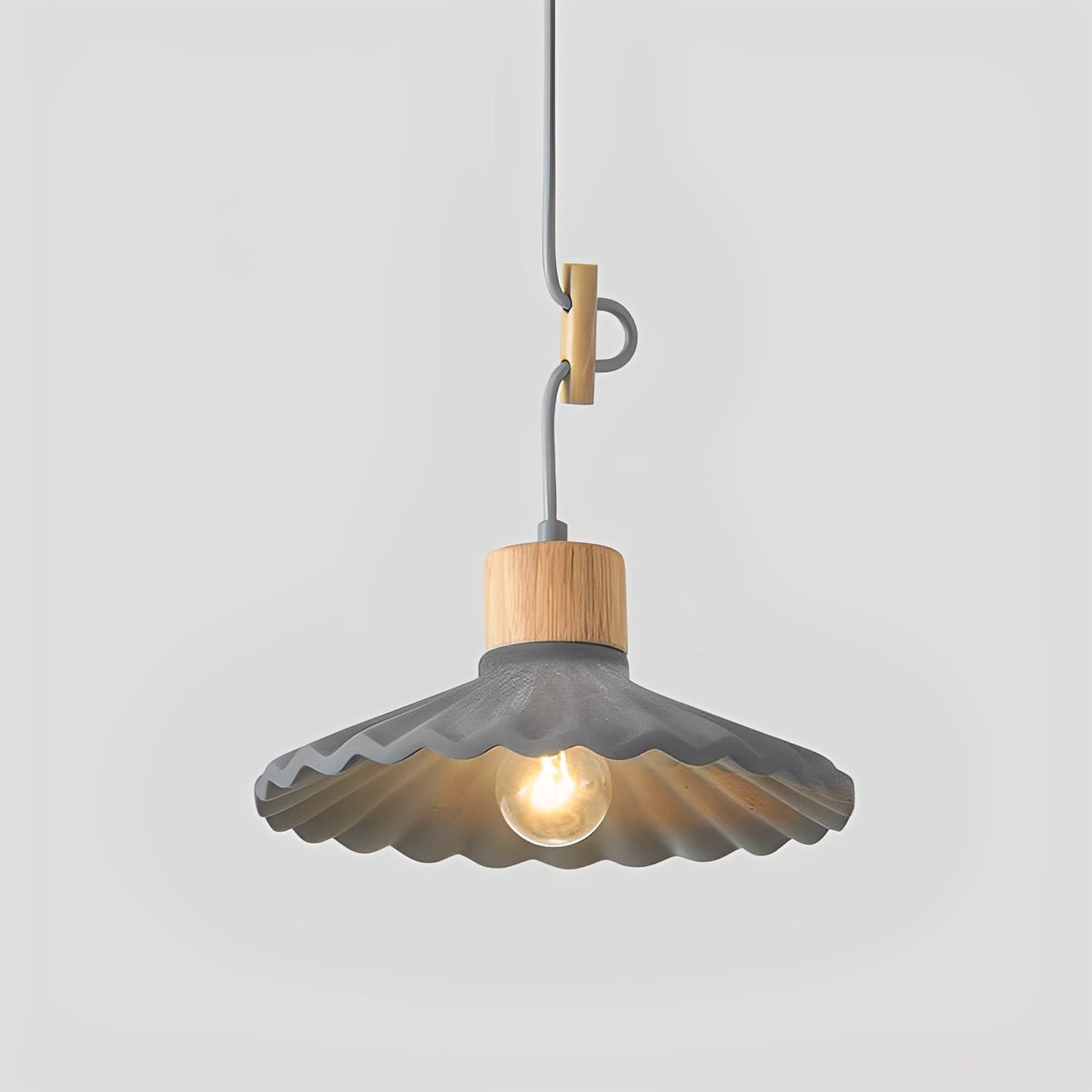 Alina – Zeitgemäßer Kronleuchter aus Resin und Holz