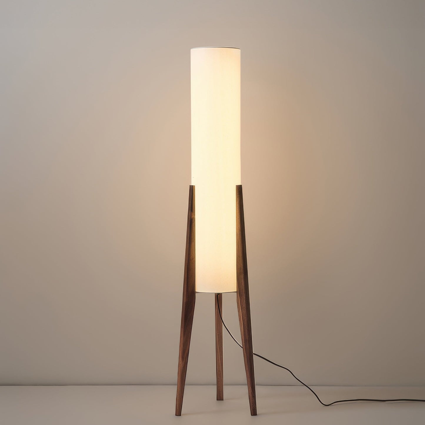 Olivia – Vintage Stehlampe aus Nussbaumholz