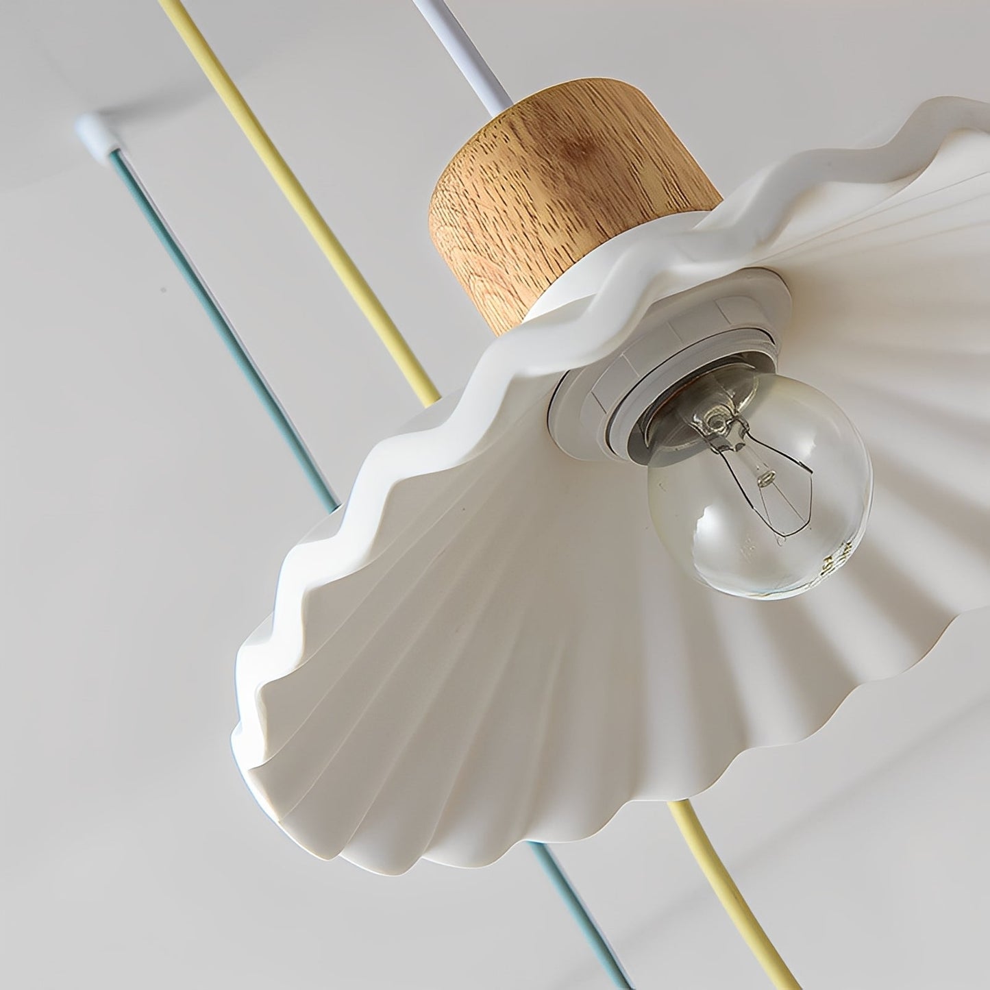 Alina – Zeitgemäßer Kronleuchter aus Resin und Holz