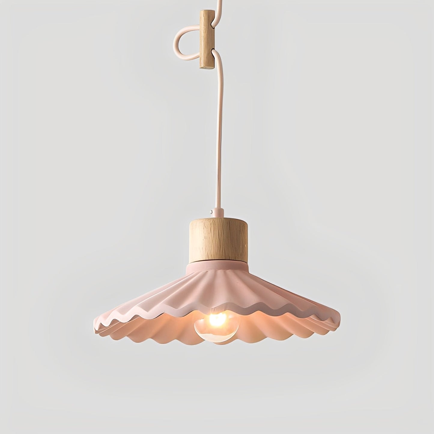 Alina – Zeitgemäßer Kronleuchter aus Resin und Holz