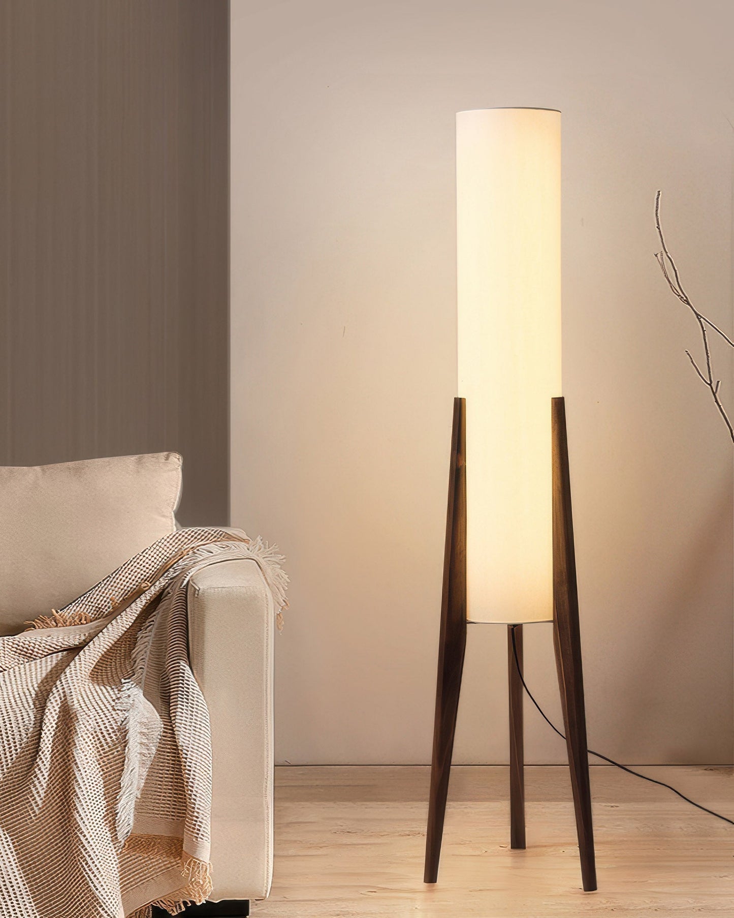 Olivia – Vintage Stehlampe aus Nussbaumholz