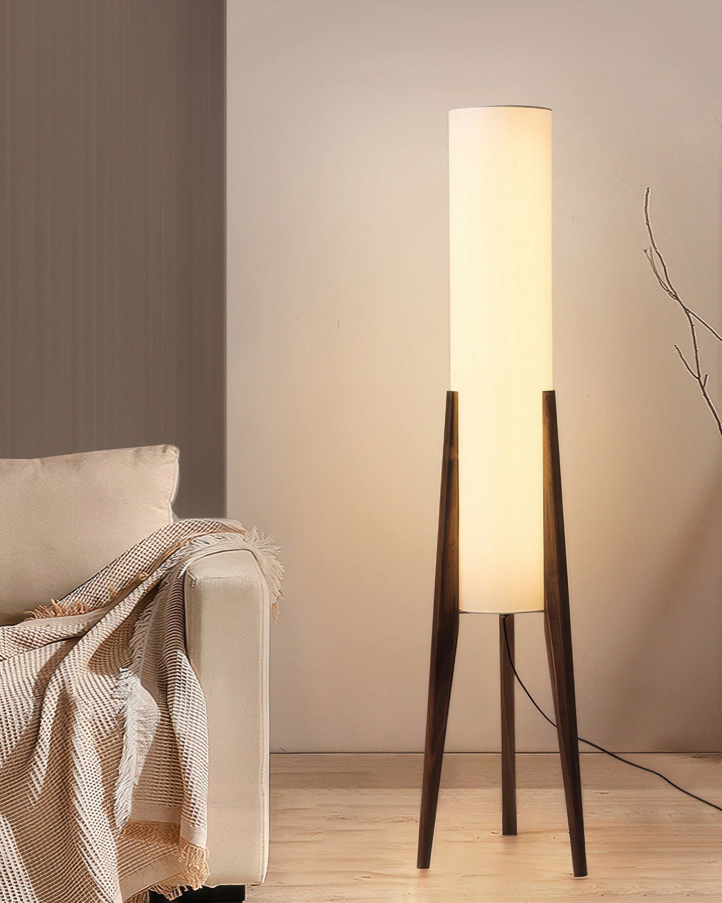 NussSchein – Edle Walnuss-Stehlampe aus massivem Holz