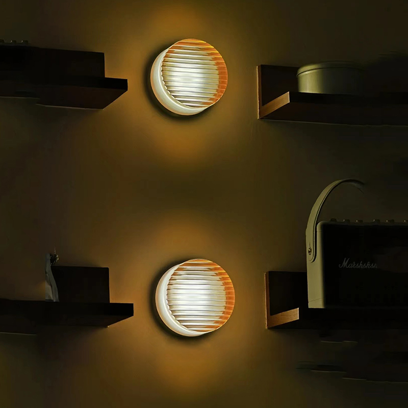 Inga – Nordische Wandlampe mit Strukturglas