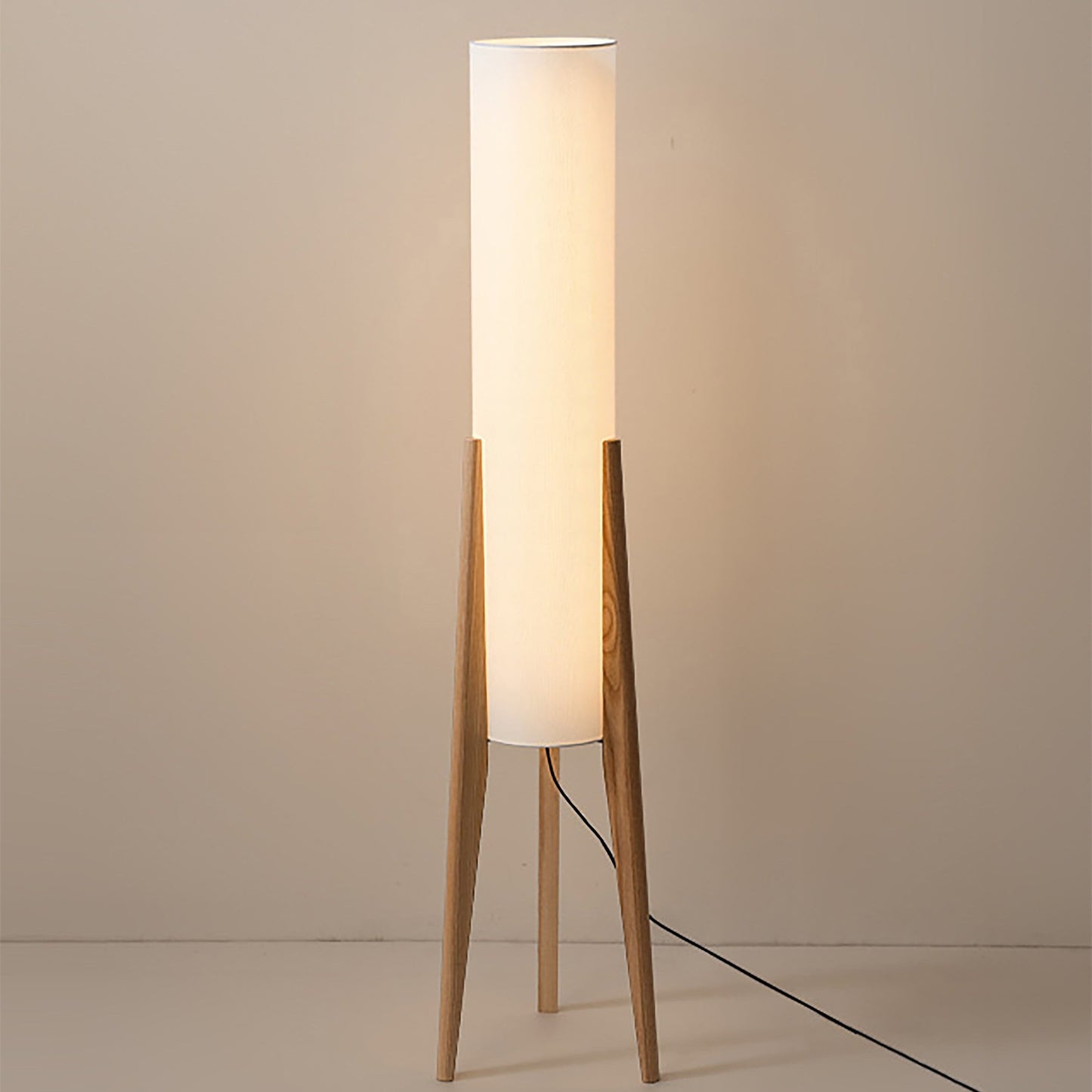 Olivia – Vintage Stehlampe aus Nussbaumholz
