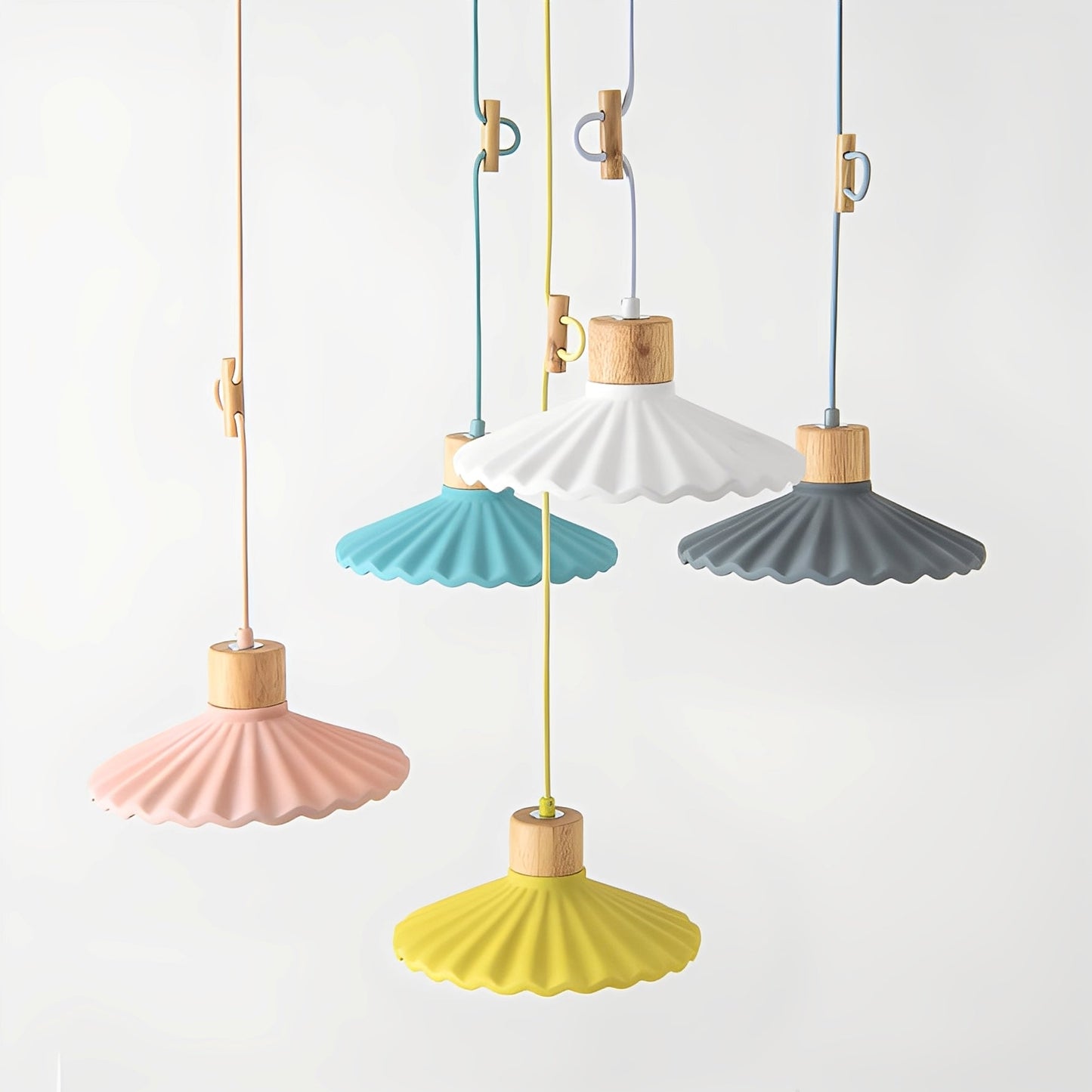 Alina – Zeitgemäßer Kronleuchter aus Resin und Holz