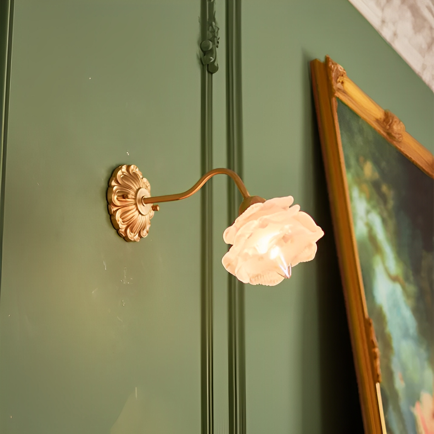 Flora – Vintage-Stil Wandlampe mit Blumen-Glas und Kupfer-Look