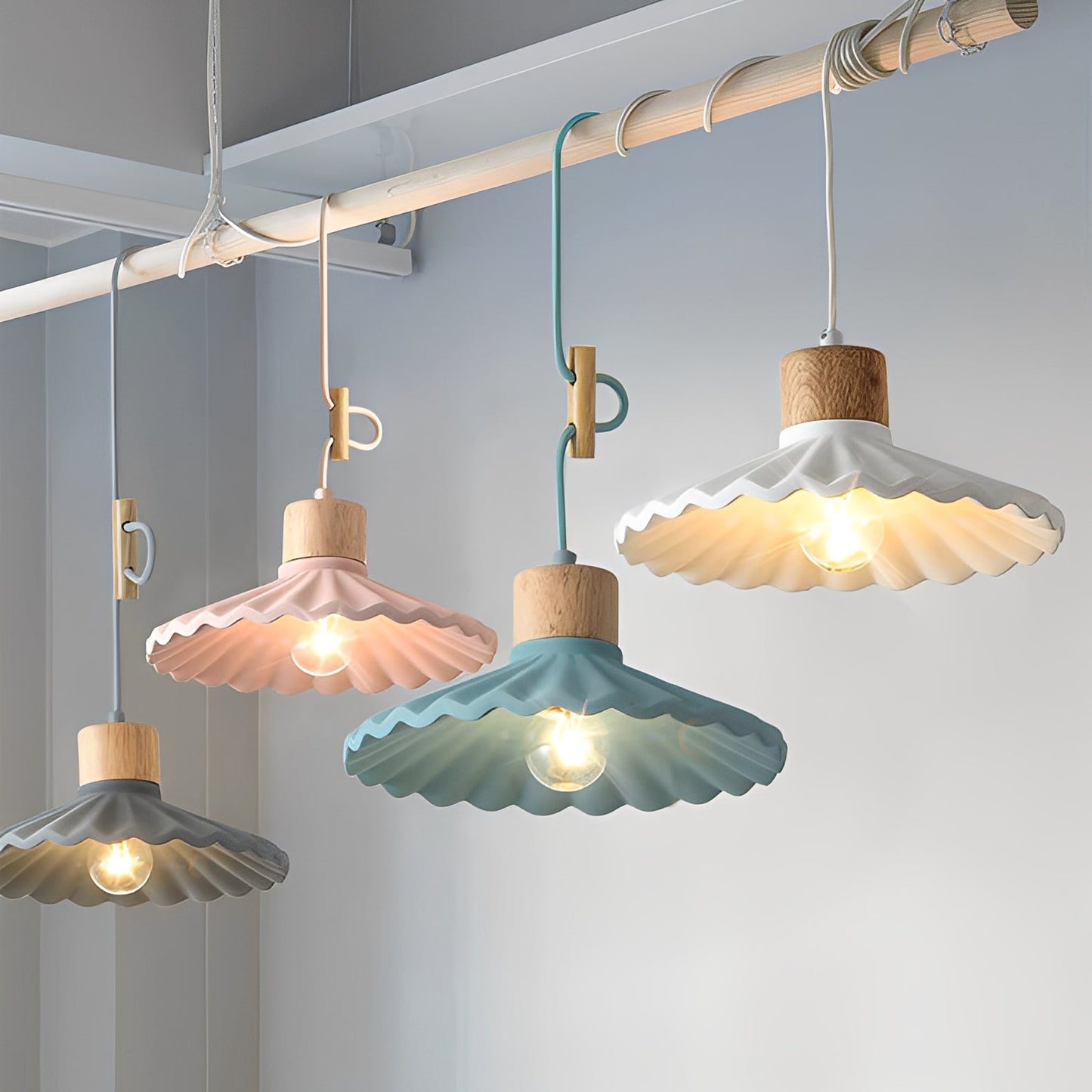 Alina – Zeitgemäßer Kronleuchter aus Resin und Holz