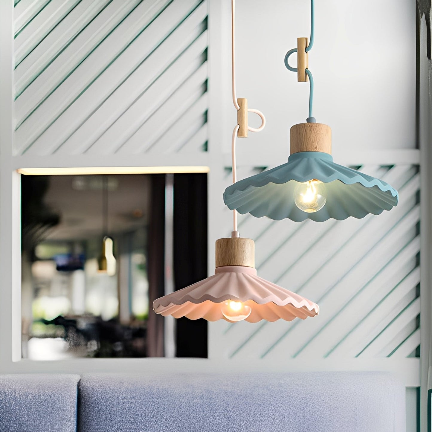 Alina – Zeitgemäßer Kronleuchter aus Resin und Holz