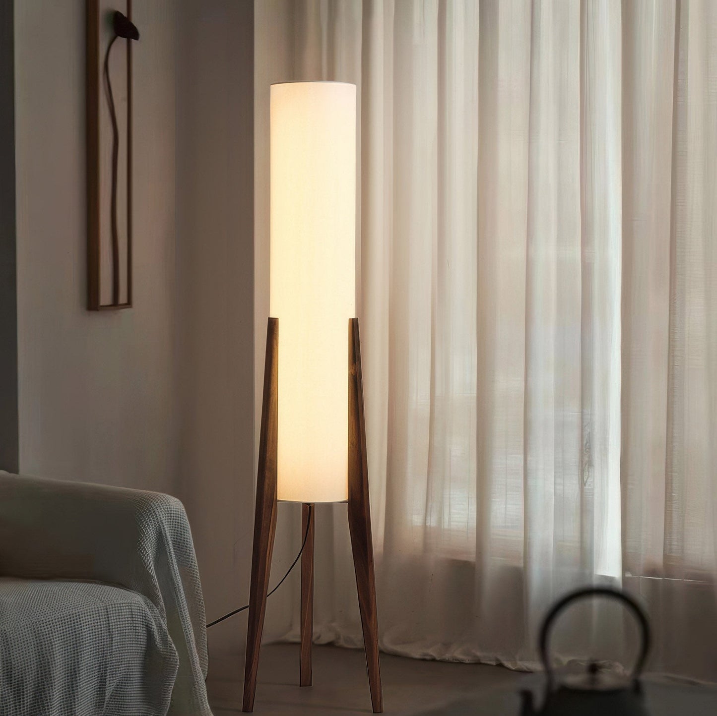 Olivia – Vintage Stehlampe aus Nussbaumholz