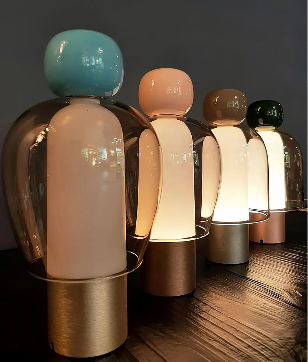 Vetra – Moderne, schlicht gestaltete Glastischlampe