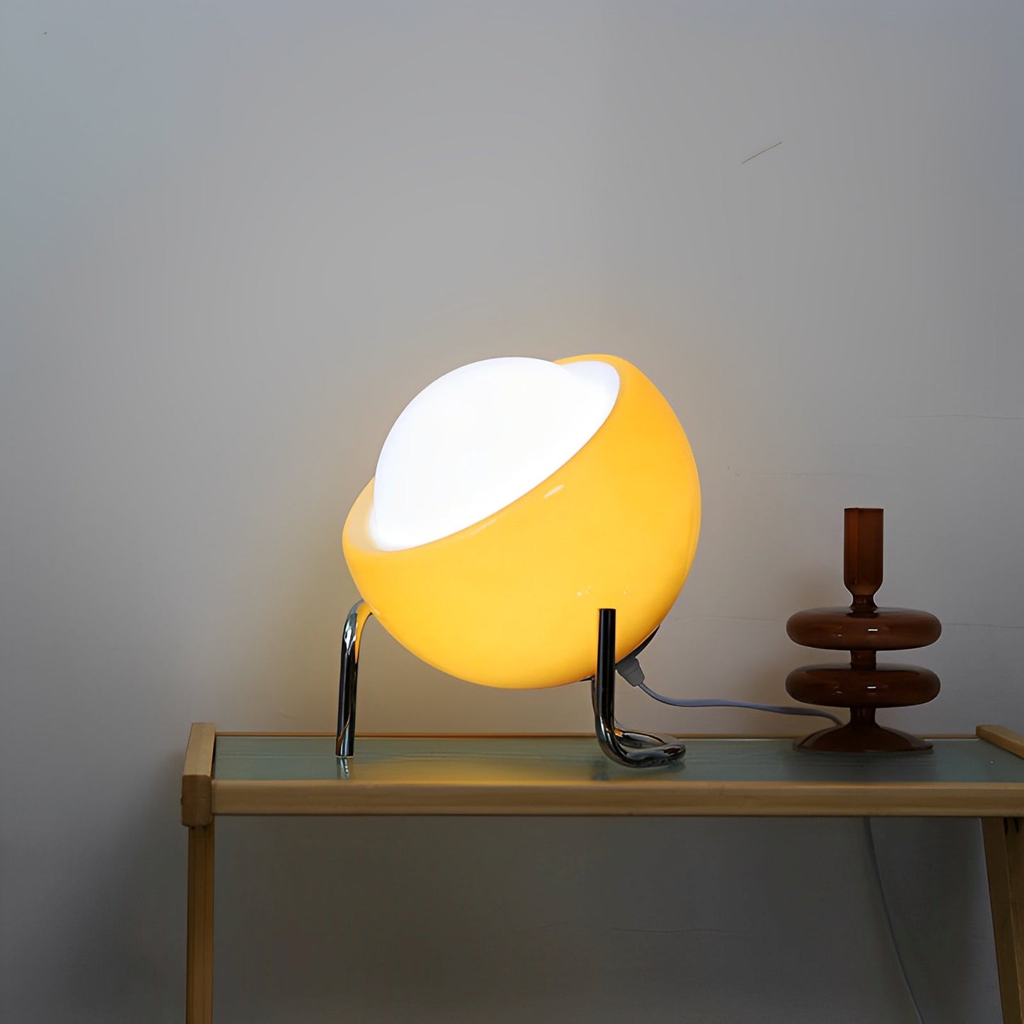 Aurelia – Retro-Stil Bauhaus Tischleuchte mit Glasdesign