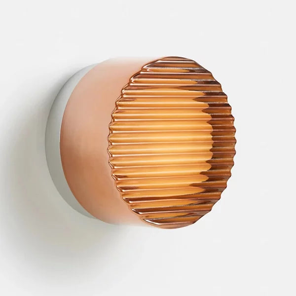 Inga – Nordische Wandlampe mit Strukturglas