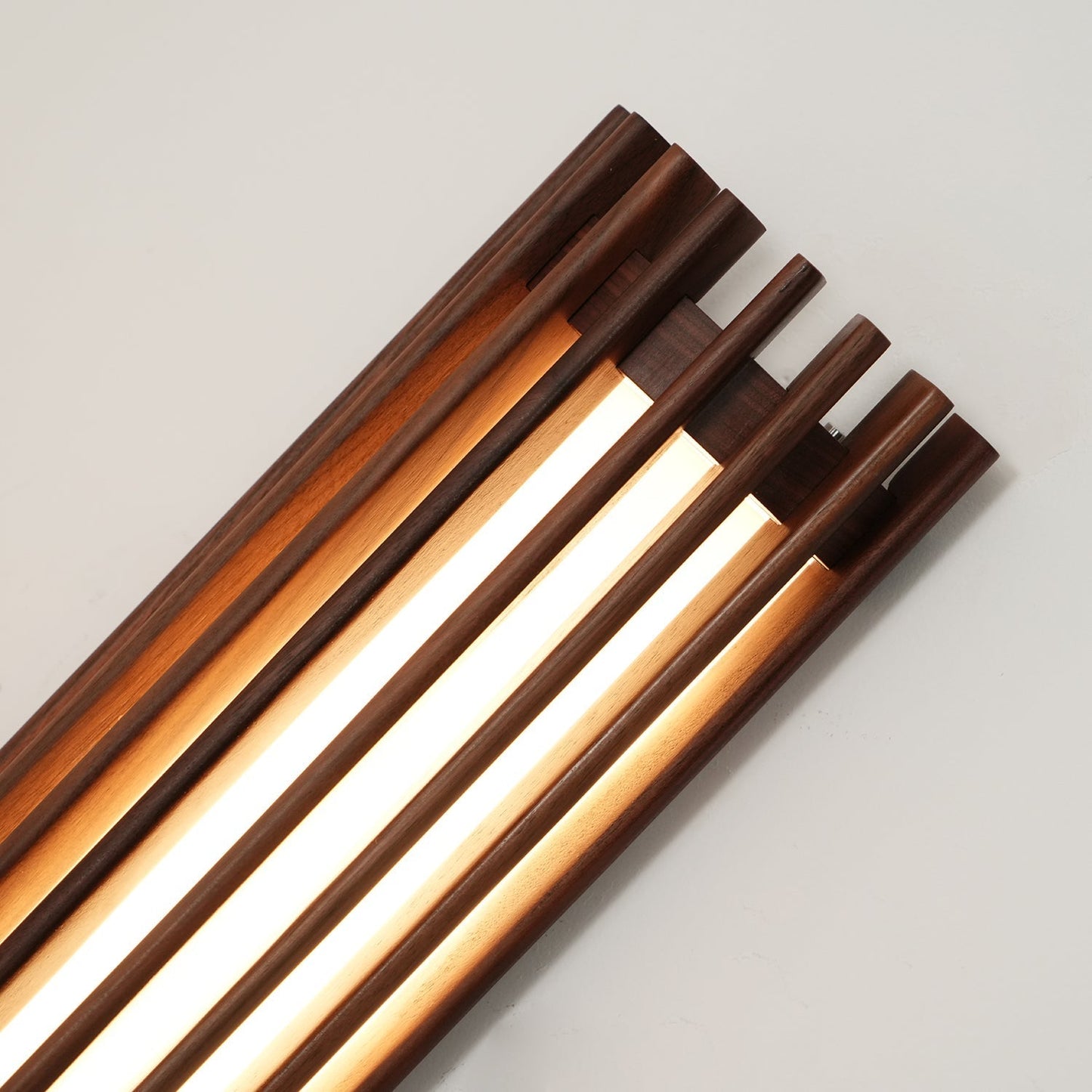Yara – Walnuss Wandleuchte