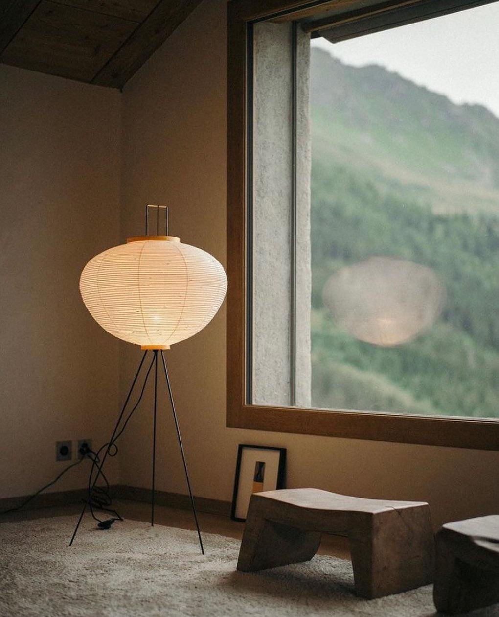 Noa – Stehlampe aus Reispapier: Schlichte Ruhe als Licht