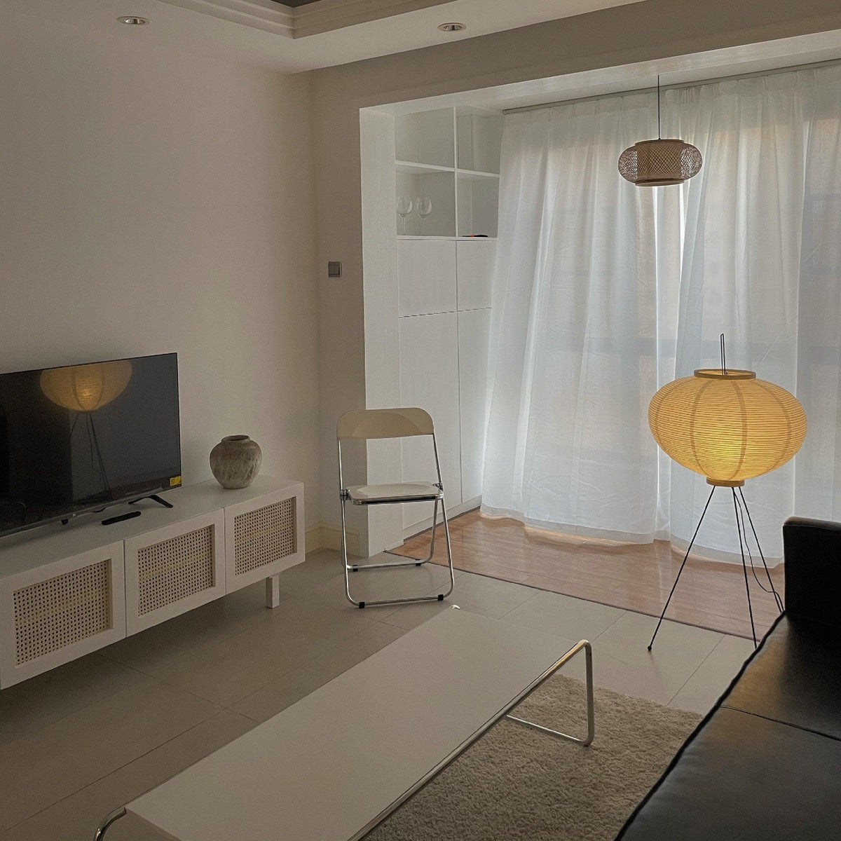 Noa – Stehlampe aus Reispapier: Schlichte Ruhe als Licht