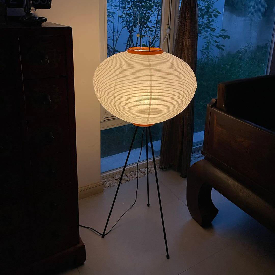 Noa – Stehlampe aus Reispapier: Schlichte Ruhe als Licht