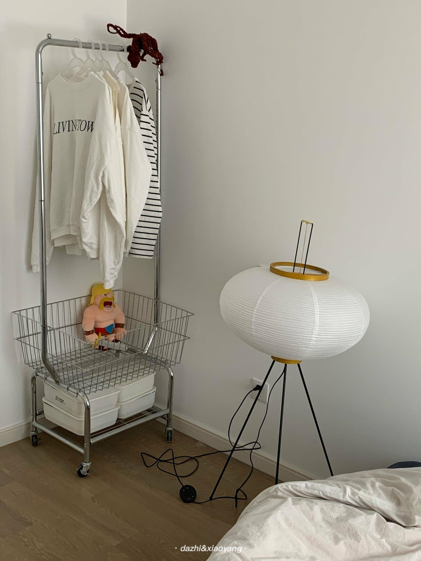 Noa – Stehlampe aus Reispapier: Schlichte Ruhe als Licht