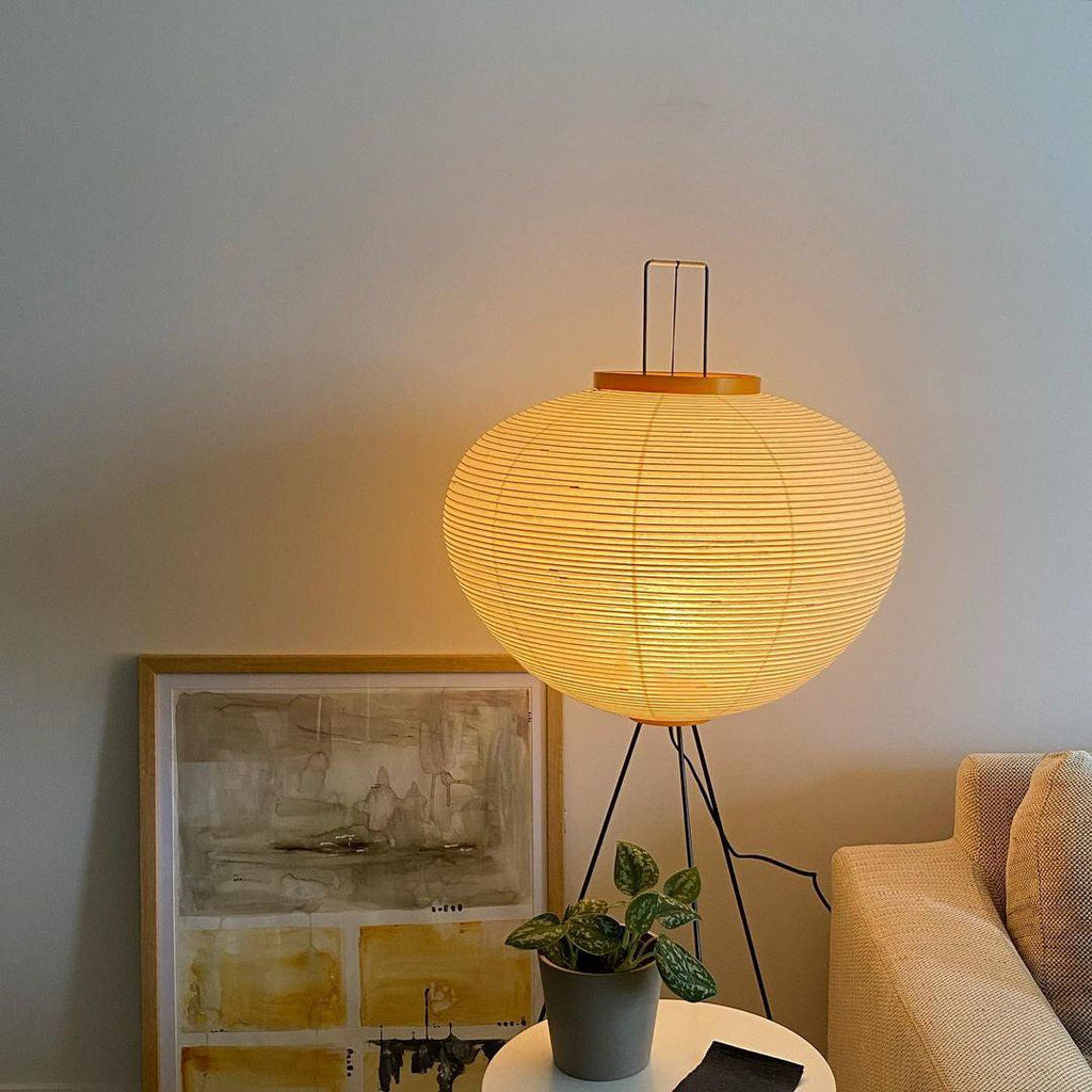 Noa – Stehlampe aus Reispapier: Schlichte Ruhe als Licht