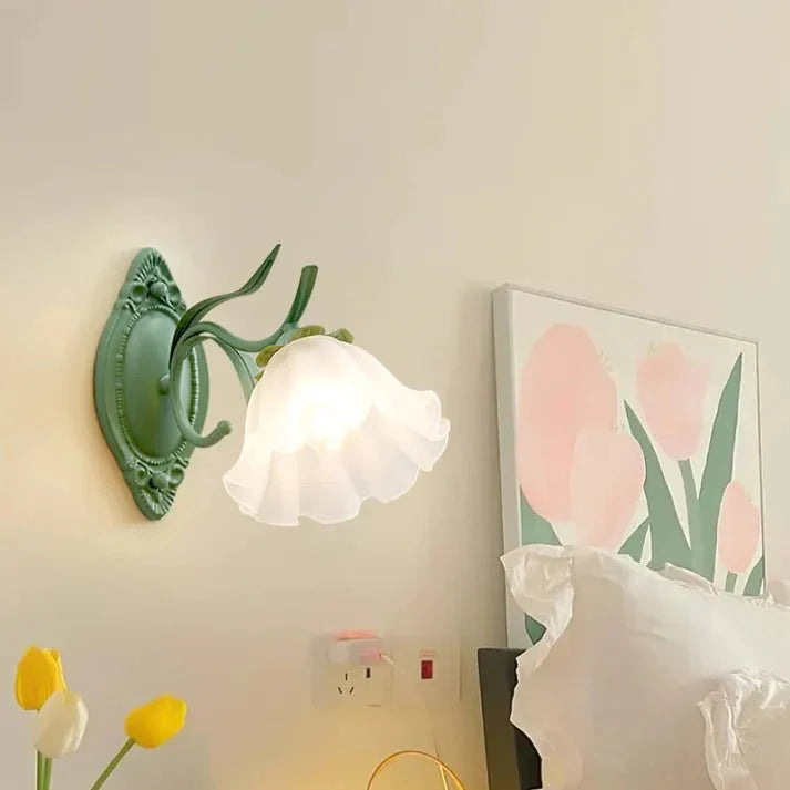 Liora – Maiglöckchen Blume Wandlampe
