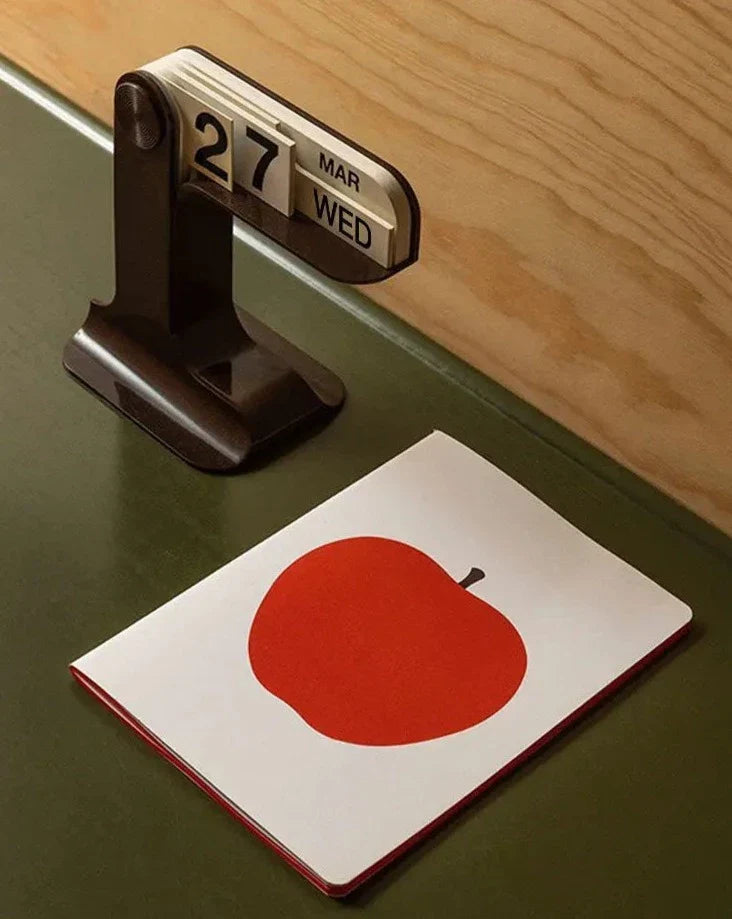 TimeFlip – Minimalistischer Desktop-Kalender in Schwarz