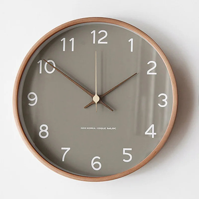 Nordische minimalistische Wanduhr aus Holz