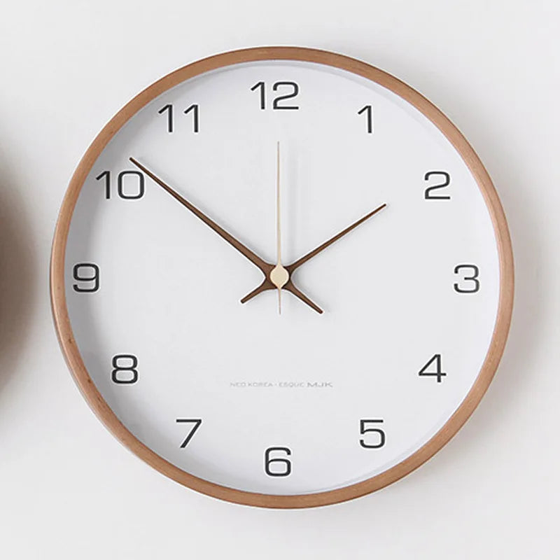 Nordische minimalistische Wanduhr aus Holz