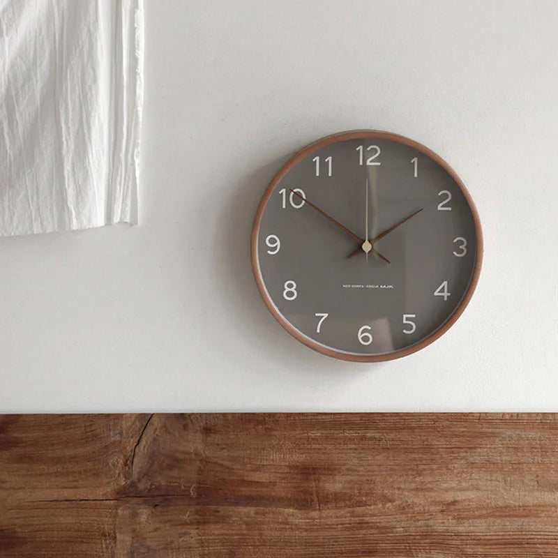 Nordische minimalistische Wanduhr aus Holz
