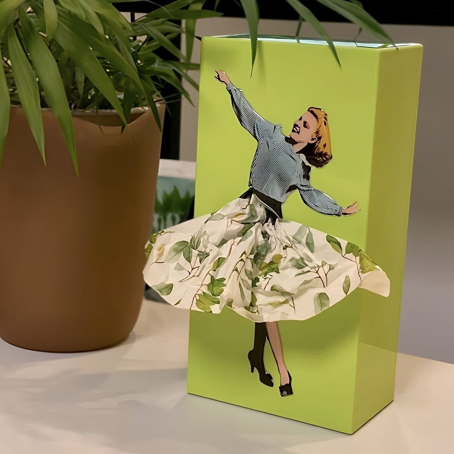 Mira – Taschentuchbox im Ballerina-Stil
