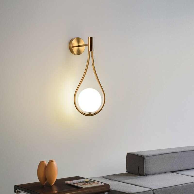 Aurora - Goldene Wandleuchte mit Glas-Globus