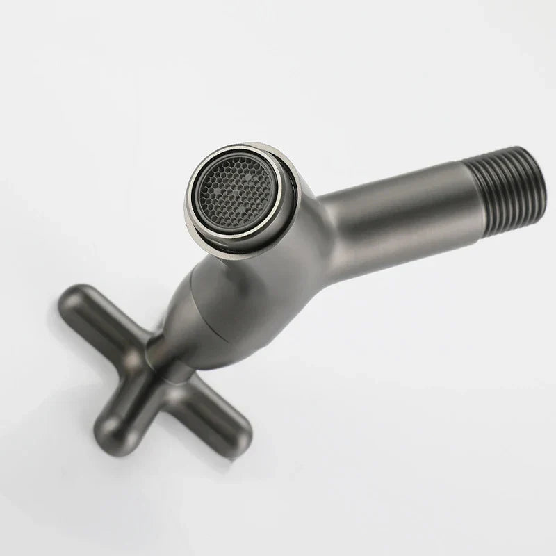 BrassFlow – Wand-Kaltwasserhahn aus massivem Messing