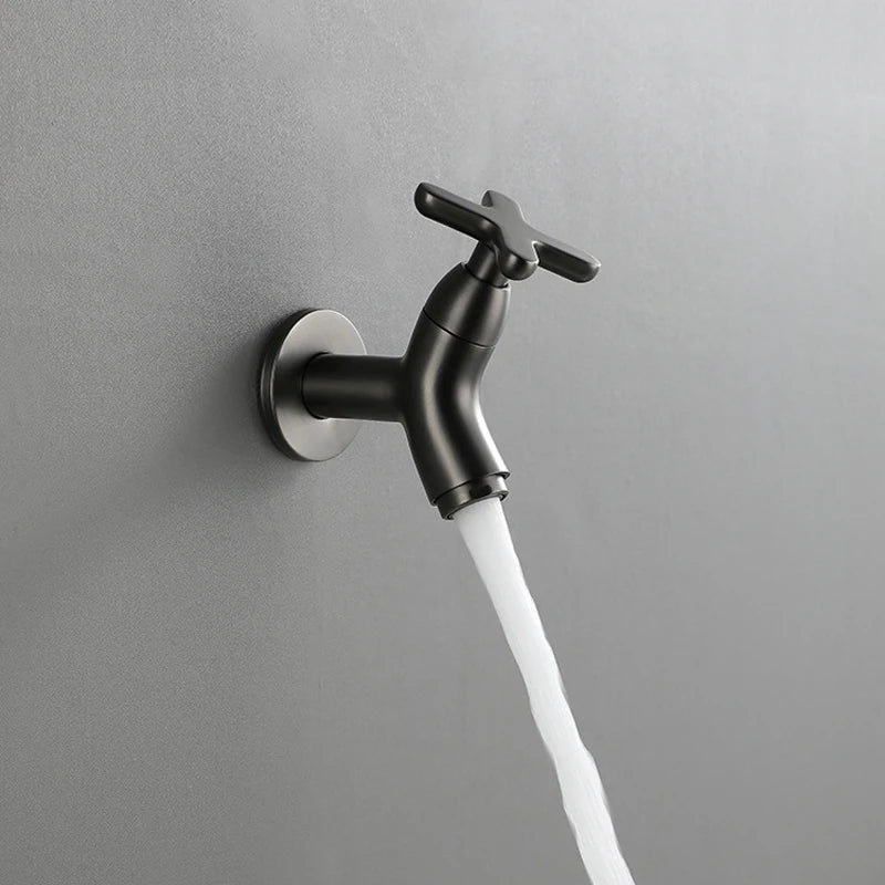 BrassFlow – Wand-Kaltwasserhahn aus massivem Messing