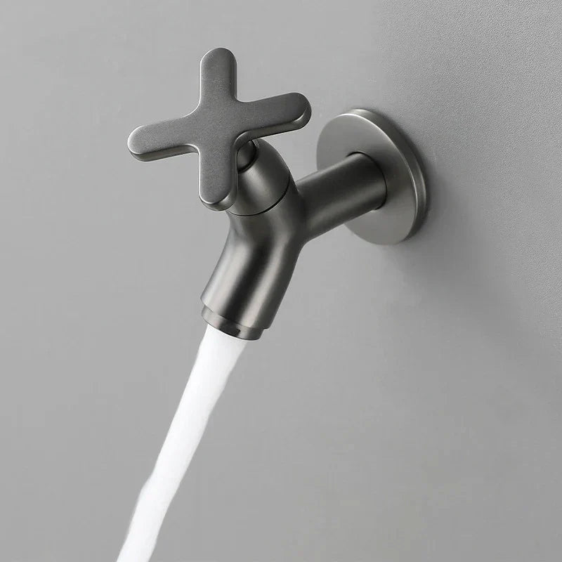 BrassFlow – Wand-Kaltwasserhahn aus massivem Messing