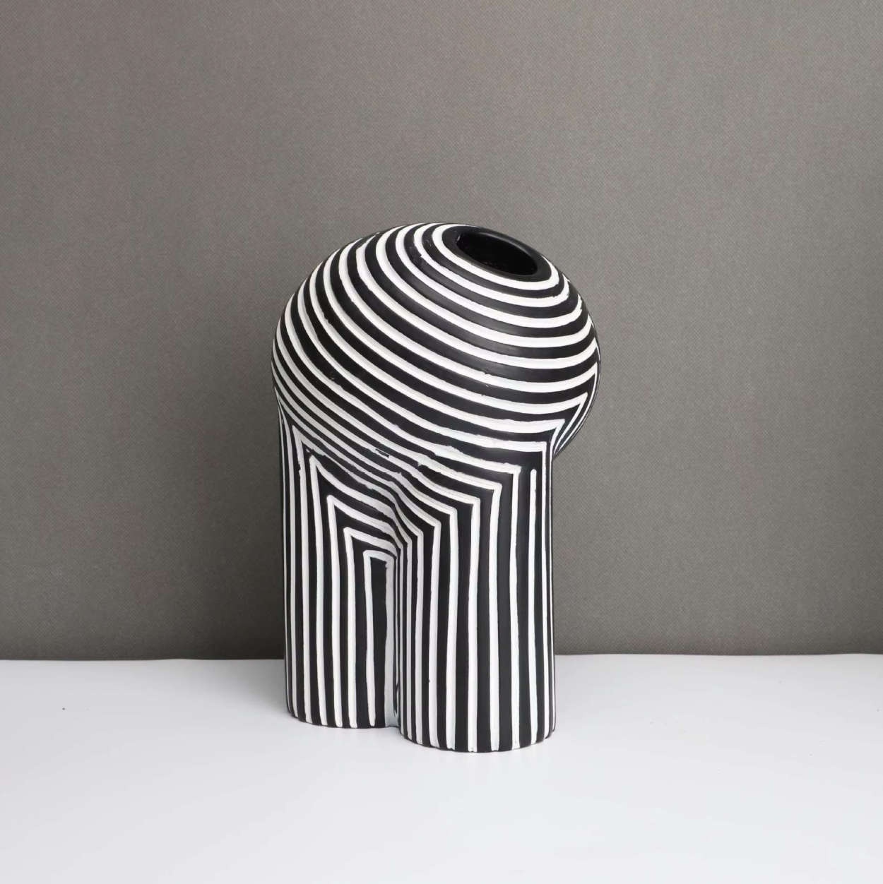 Vivienne – Europäische Vase mit Schwarz-Weiß-Muster