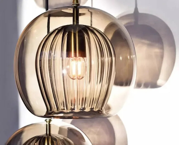 Moderne Pendelleuchte aus Glas