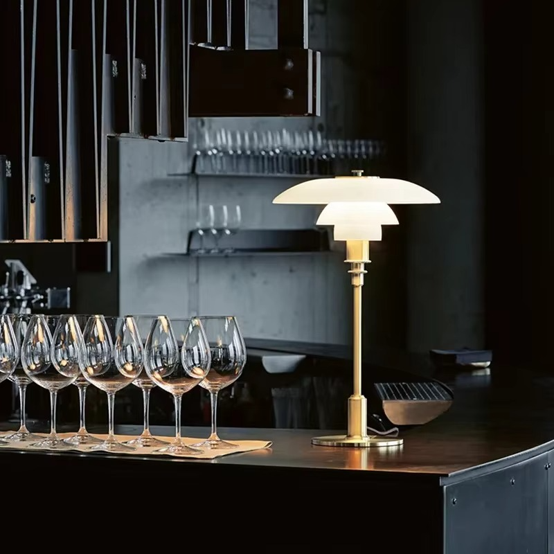 Mara – Künstlerische Tischleuchte aus Glas & Schmiedeeisen