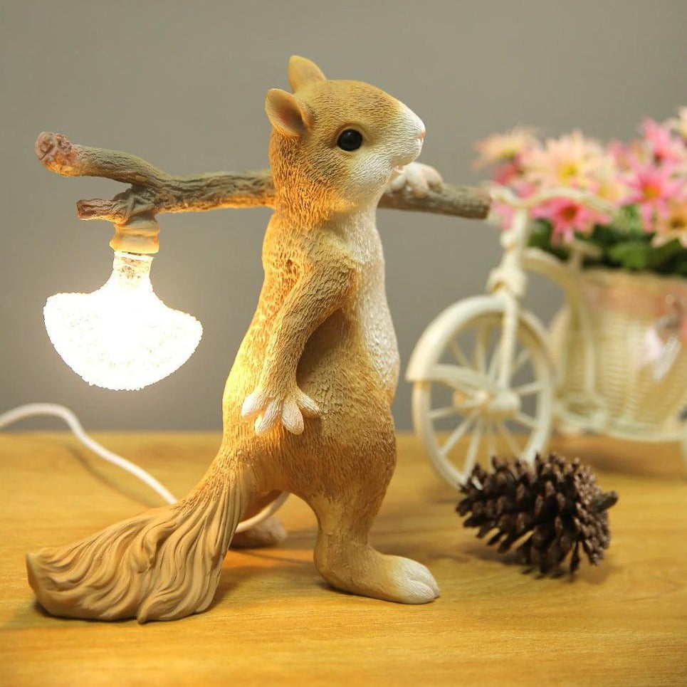 Kelvin – Tischlampe mit Eichhörnchenfigur: Spielerisches Design trifft auf warme Beleuchtung