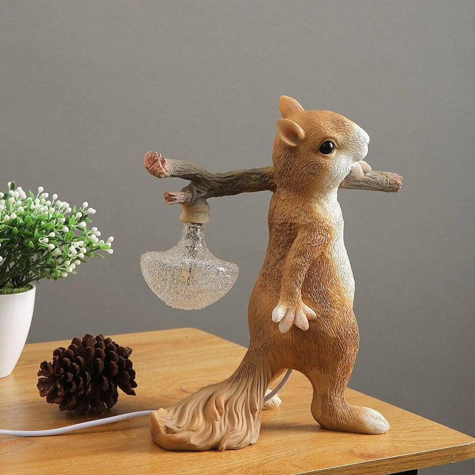 Kelvin – Tischlampe mit Eichhörnchenfigur: Spielerisches Design trifft auf warme Beleuchtung