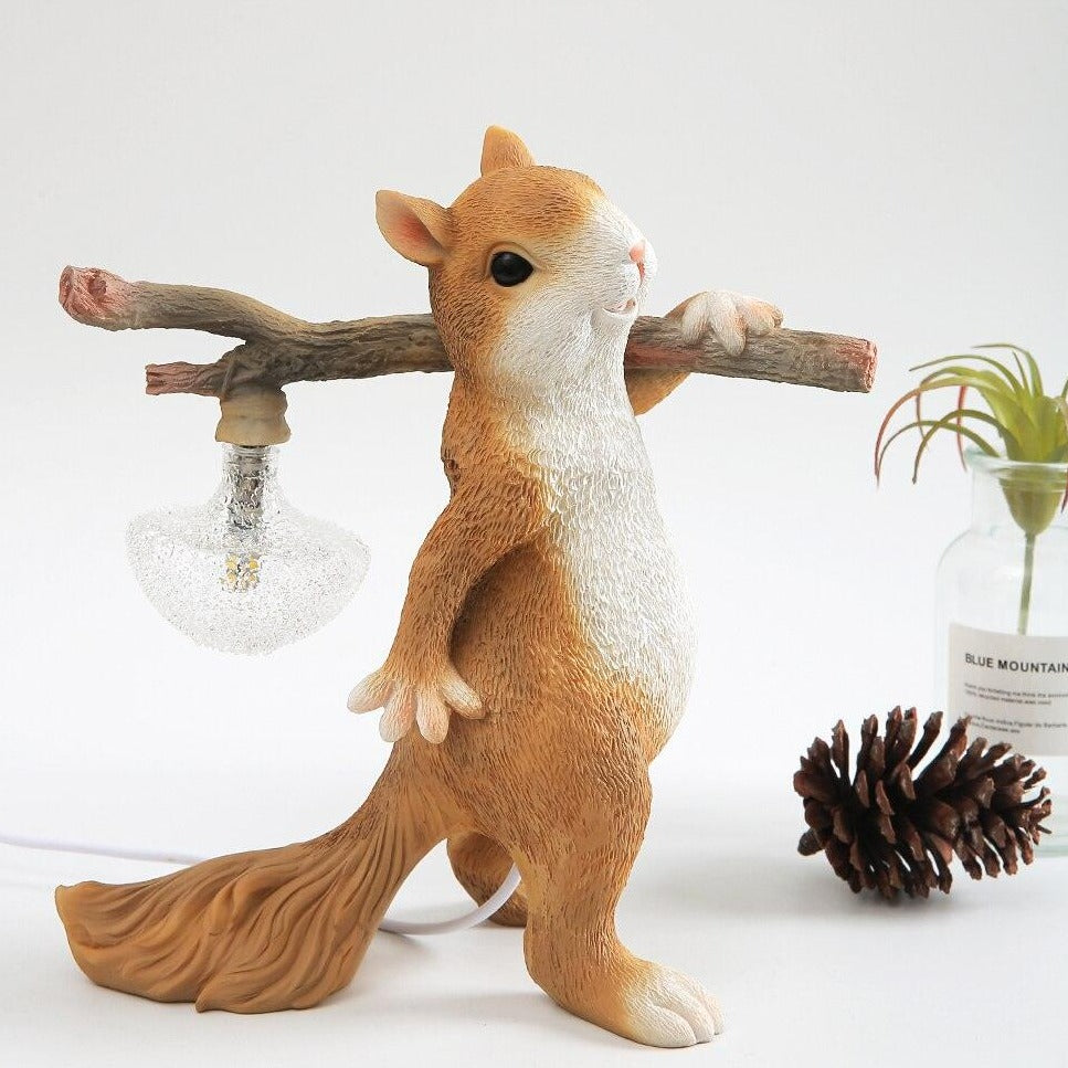 Kelvin – Tischlampe mit Eichhörnchenfigur: Spielerisches Design trifft auf warme Beleuchtung