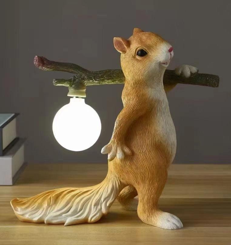 Kelvin – Tischlampe mit Eichhörnchenfigur: Spielerisches Design trifft auf warme Beleuchtung