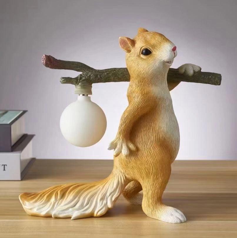 Kelvin – Tischlampe mit Eichhörnchenfigur: Spielerisches Design trifft auf warme Beleuchtung