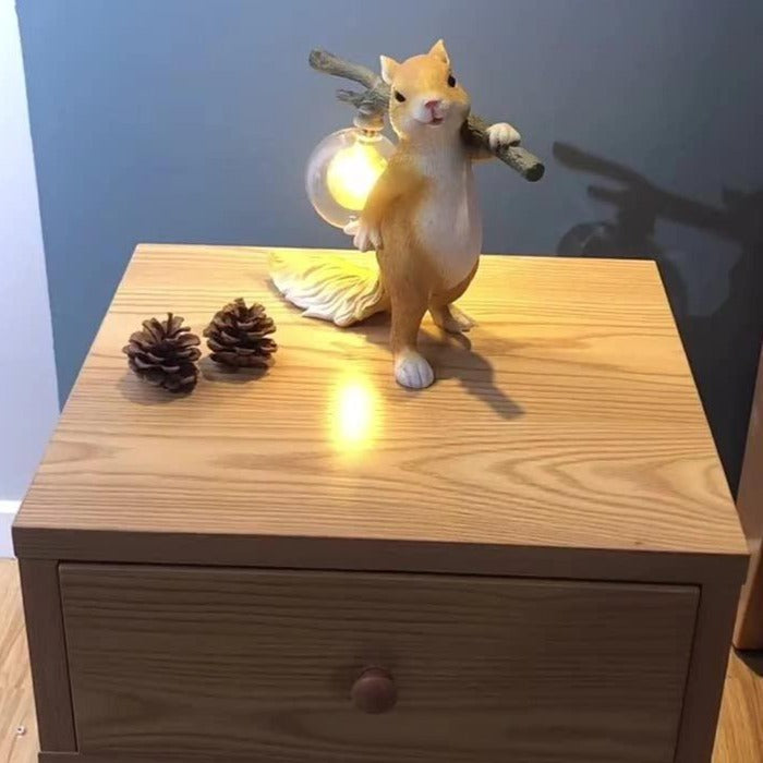 Kelvin – Tischlampe mit Eichhörnchenfigur: Spielerisches Design trifft auf warme Beleuchtung